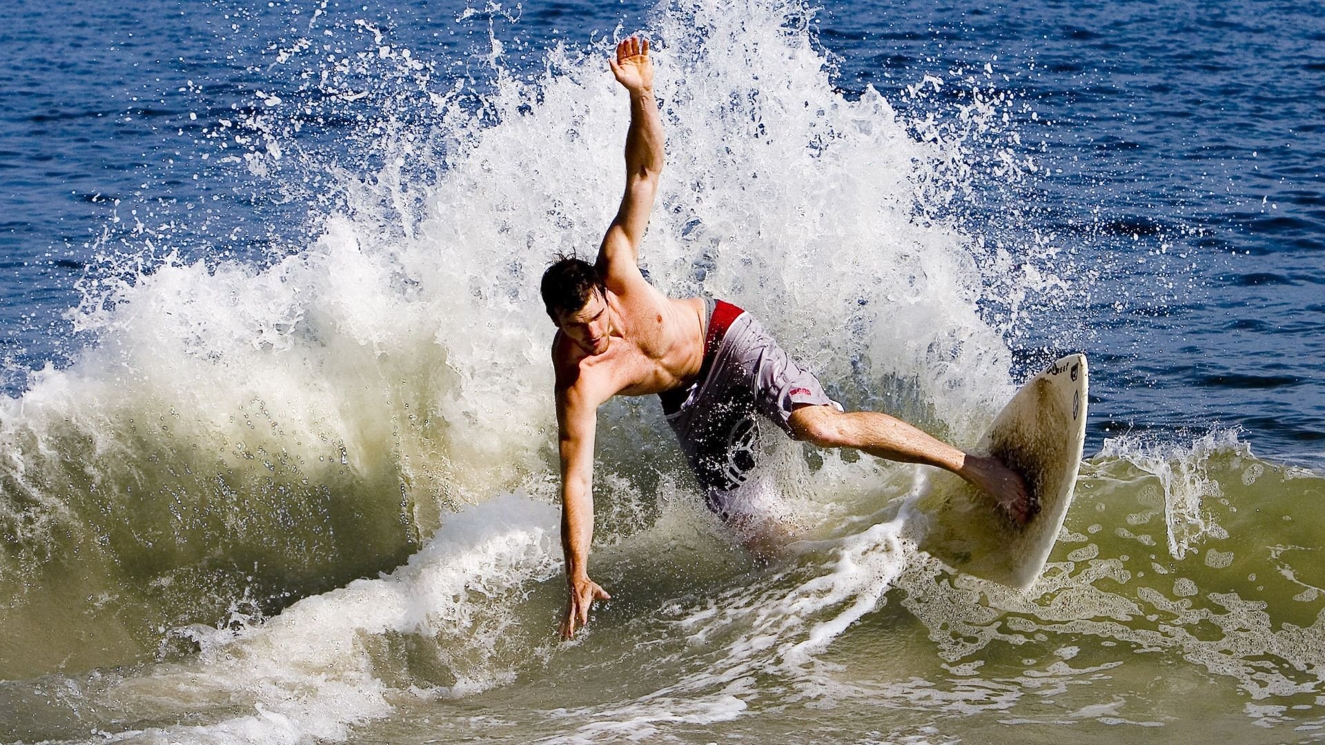 羽毛球赛场焦点!比利时队对阵意大利队,年轻新星表现惊艳,未来可期